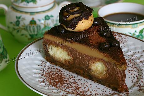 TARTA DE CHOCOLATE Y CAPUCHINO CON PROFITEROLES