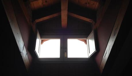 Ventana en el techo abuhardillado