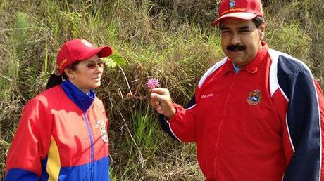 Nicolás Maduro y su mujer en la montaña, flor en mano
