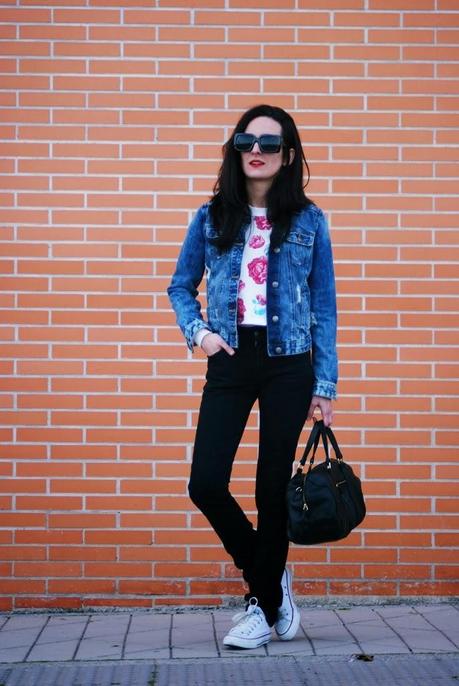 Cropped topCropped top: Persun Jeans: Levi`s, Sneakers: C...