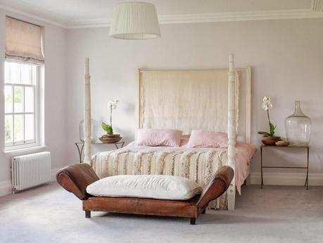 DE LA PUERTA AL DORMITORIO...