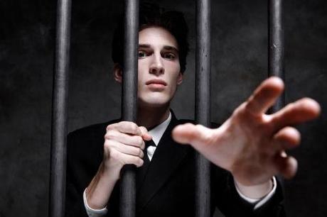 profesional entre rejas A Más Organización, Menos Personas