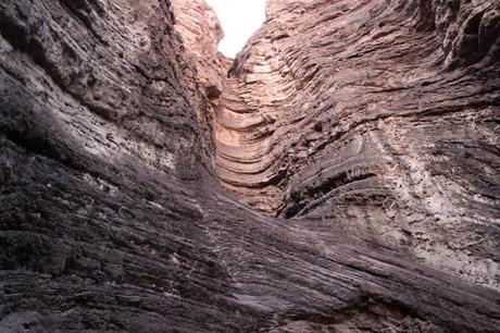 Las rocas inclinadas muestran estratos de sedimentos lacustres de antiguos lagos. Foto: Sara Gordón