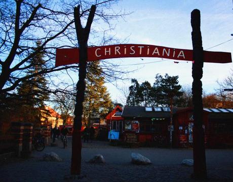 Una de las puertas de entrada a Christiania.