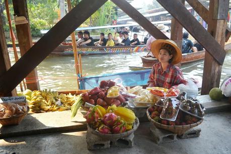 Día 12: Mercado Flotante Dumnoen Saduak, Río Kwai y visita al Templo de los Tigres.