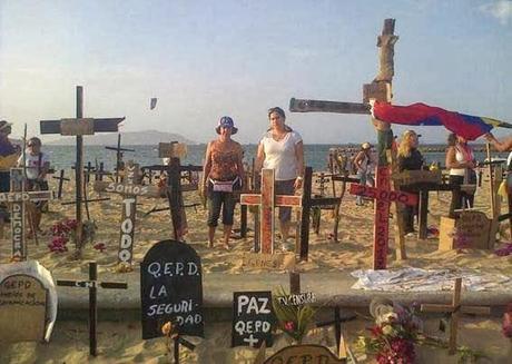 Lechería Venezuela - Protesta playa cubierta con cruces de madera