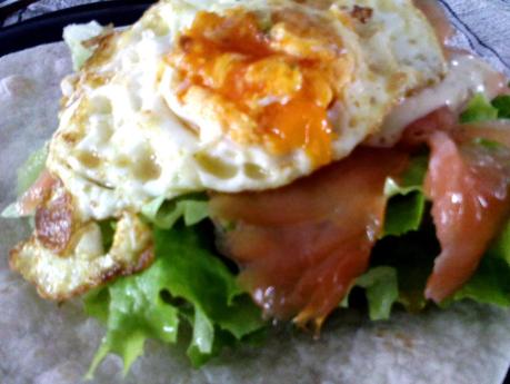 TOSTA DE SALMÓN Y HUEVO