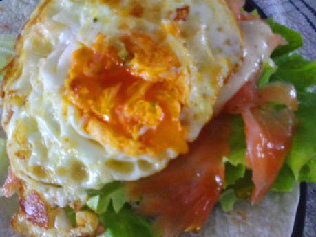 TOSTA DE SALMÓN Y HUEVO