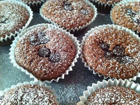 Madalenas de chocolate con pepitas de chocolate