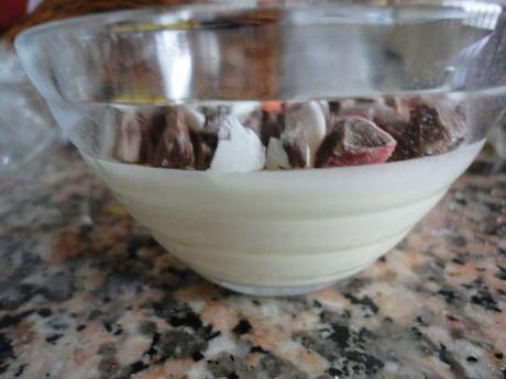Mousse de chocolate blanco con lacasitos