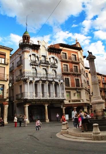 La Plaza del Torico, punto de encuentro del modernismo de Teruel 