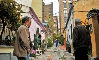 Vecinos del Pasaje de Cavanilles, en Madrid 