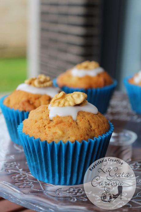 MUFFINS DE MANZANA SALTEADA, NUECES Y MAZAPAN
