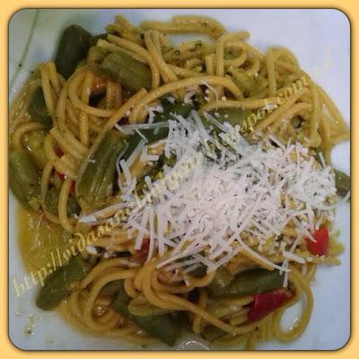 Espaguetti integral con verduras y cúrcuma