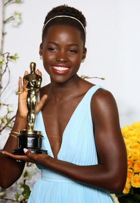 Lupita Nyong’o gana el Oscar con manicura de Deborah Lippmann