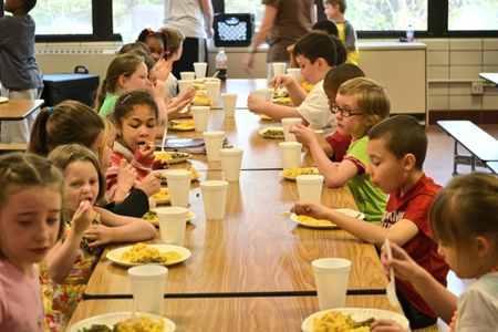comedor del colegio con niños