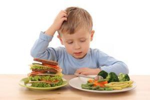 comiendo el niño en el colegio