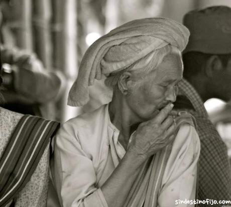 Fumando en Myanmar