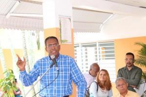 Obispo Felipe felicita a Frank Del Valle por gestión. Obispo Felipe felicita a Frank Del Valle por gestión.