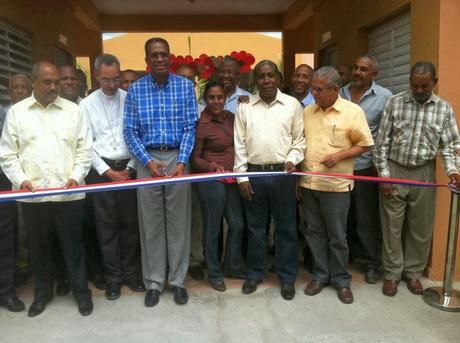 Obispo Felipe felicita a Frank Del Valle por gestión.