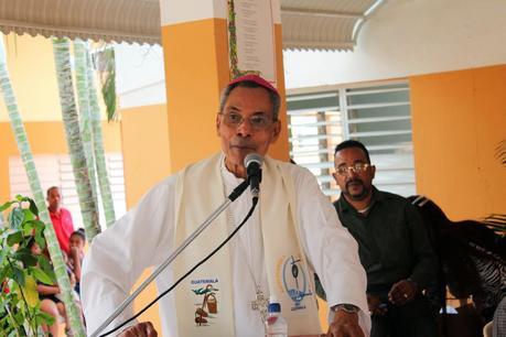 Obispo Felipe felicita a Frank Del Valle por gestión. Obispo Felipe felicita a Frank Del Valle por gestión.
