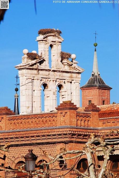 CASTELLANAlcalá: Diferentes puntos de vista o perspectivas fotográficas de la portada-espadaña de la Capilla Universitaria del Colegio Mayor de San Ildefonso de la Ciudad de Alcalá de Henares.
