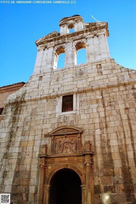 CASTELLANAlcalá: Diferentes puntos de vista o perspectivas fotográficas de la portada-espadaña de la Capilla Universitaria del Colegio Mayor de San Ildefonso de la Ciudad de Alcalá de Henares.