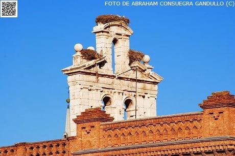 CASTELLANAlcalá: Diferentes puntos de vista o perspectivas fotográficas de la portada-espadaña de la Capilla Universitaria del Colegio Mayor de San Ildefonso de la Ciudad de Alcalá de Henares.