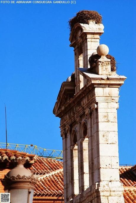 CASTELLANAlcalá: Diferentes puntos de vista o perspectivas fotográficas de la portada-espadaña de la Capilla Universitaria del Colegio Mayor de San Ildefonso de la Ciudad de Alcalá de Henares.