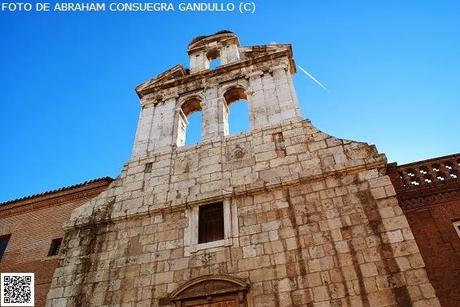 CASTELLANAlcalá: Diferentes puntos de vista o perspectivas fotográficas de la portada-espadaña de la Capilla Universitaria del Colegio Mayor de San Ildefonso de la Ciudad de Alcalá de Henares.