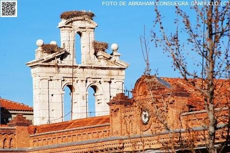 CASTELLANAlcalá: Diferentes puntos de vista o perspectivas fotográficas de la portada-espadaña de la Capilla Universitaria del Colegio Mayor de San Ildefonso de la Ciudad de Alcalá de Henares.