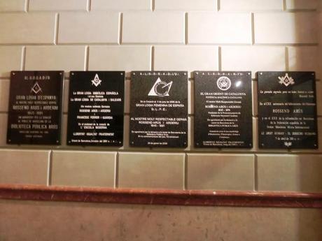 La Biblioteca Arús vuelve a lucir sus placas masónicas