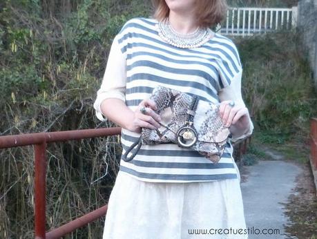 Look oficina premama o embarazada con camisa de rayas y falda de volantes y encaje (8)