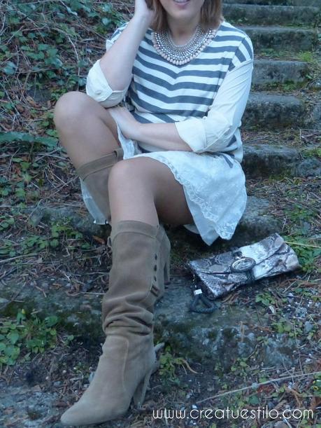 Look oficina premama o embarazada con camisa de rayas y falda de volantes y encaje (8)