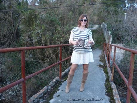 Look oficina premama o embarazada con camisa de rayas y falda de volantes y encaje (8)