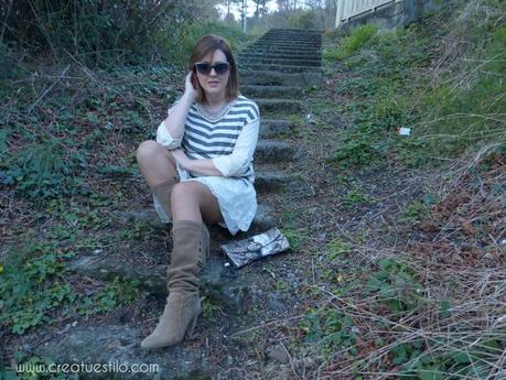 Look oficina premama o embarazada con camisa de rayas y falda de volantes y encaje (8)