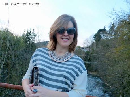 Look oficina premama o embarazada con camisa de rayas y falda de volantes y encaje (8)