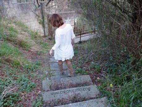 Look oficina premama o embarazada con camisa de rayas y falda de volantes y encaje (8)