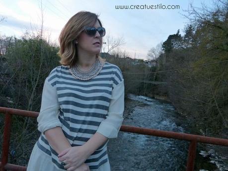 Look oficina premama o embarazada con camisa de rayas y falda de volantes y encaje (8)