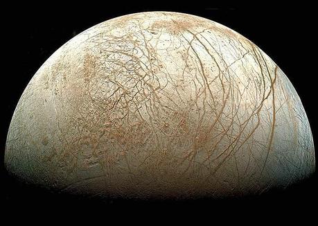 LOS GIGANTESCOS OCÉANOS DE  LA LUNA TITÁN Y EUROPA