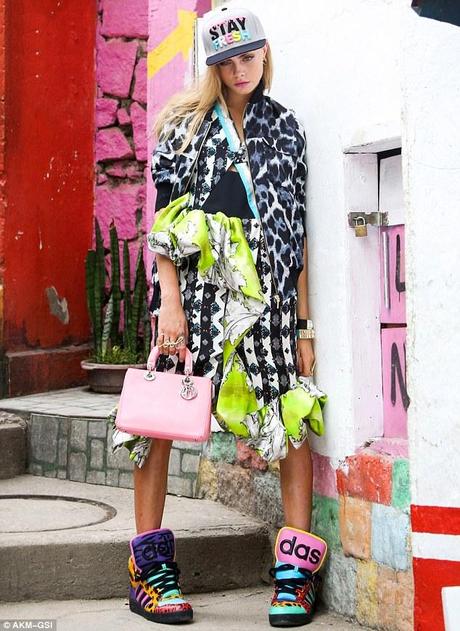 article-2443072-1880D76900000578-871_634x871