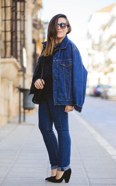 total-denim_fuffly-blue-sweater_street-setyle