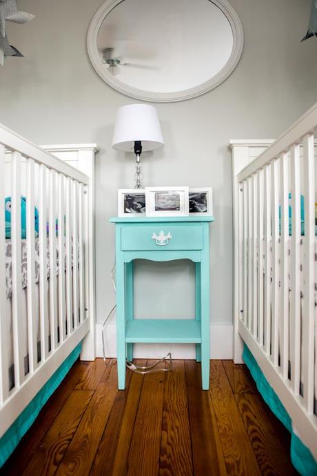 UN DORMITORIO COMPARTIDO EN GRIS Y TURQUESA