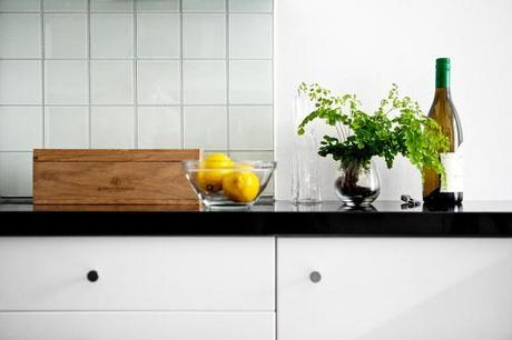 Situar la cama bajo la ventana Situar la cama bajo la ventana estilo nórdico decoración en blanco decoración dormitorios nórdicos decoración de interiores cocinas blancas modernas blog estilo nordico escandinavo blog decoracion interiores