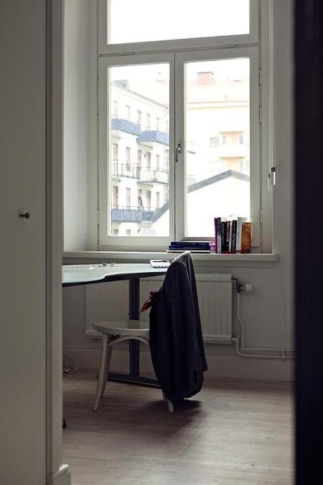 Situar la cama bajo la ventana Situar la cama bajo la ventana estilo nórdico decoración en blanco decoración dormitorios nórdicos decoración de interiores cocinas blancas modernas blog estilo nordico escandinavo blog decoracion interiores