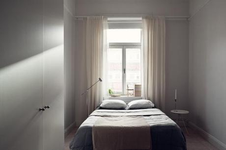 Situar la cama bajo la ventana Situar la cama bajo la ventana estilo nórdico decoración en blanco decoración dormitorios nórdicos decoración de interiores cocinas blancas modernas blog estilo nordico escandinavo blog decoracion interiores