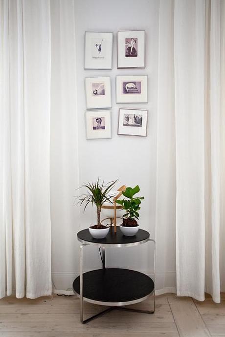 Situar la cama bajo la ventana Situar la cama bajo la ventana estilo nórdico decoración en blanco decoración dormitorios nórdicos decoración de interiores cocinas blancas modernas blog estilo nordico escandinavo blog decoracion interiores