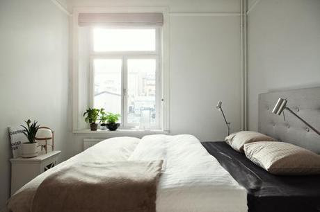 Situar la cama bajo la ventana Situar la cama bajo la ventana estilo nórdico decoración en blanco decoración dormitorios nórdicos decoración de interiores cocinas blancas modernas blog estilo nordico escandinavo blog decoracion interiores