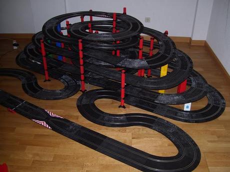 Montaje nº 75. La montaña, subida y bajada a un laberinto de 8 plantas.