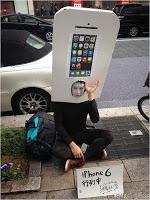 Un fan japonés de Apple ha acampado ya frente a una tienda para ser el primero en adquirir el iPhone 6.